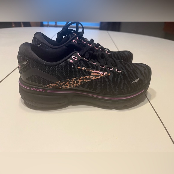 Brooks Shoes - Brooks women’s size 5 NWOB black purple animal print sneakers